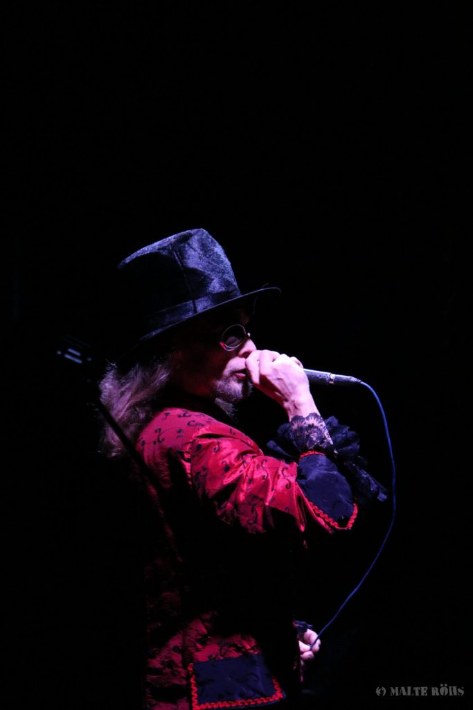 Singer during a show of circus EigenArt